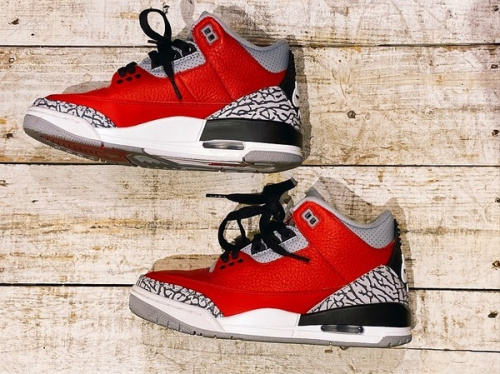 スニーカーのNIKE AIR JORDAN 3 RETRO