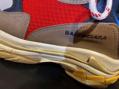 バレンシアガのTRIPLE S