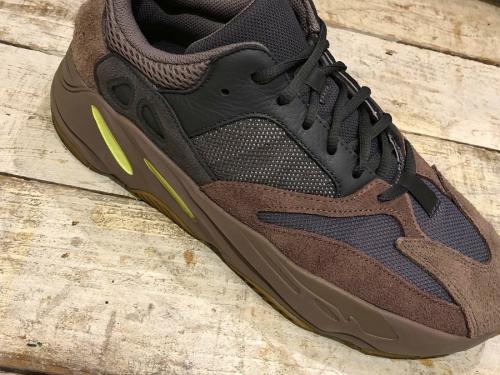 アディダス　イージーのスニーカー