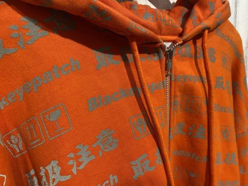 ブラックアイパッチのパーカー