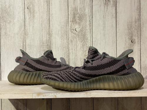 イージーのスニーカー