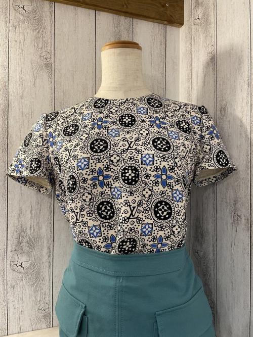 モノグラムブラウスのLVマーク