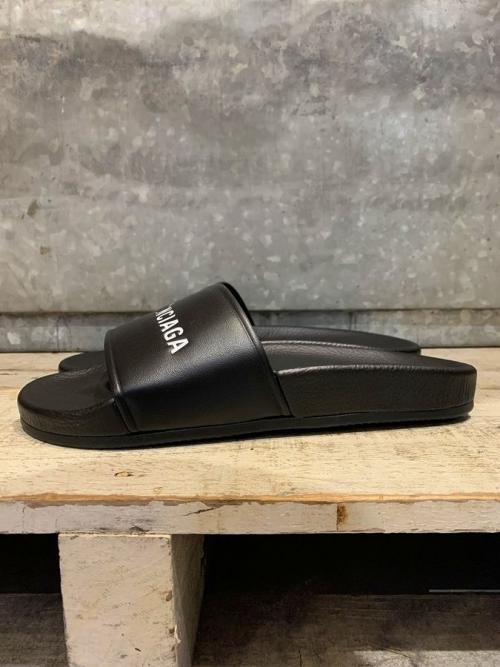 バレンシアガのロゴプリントサンダル