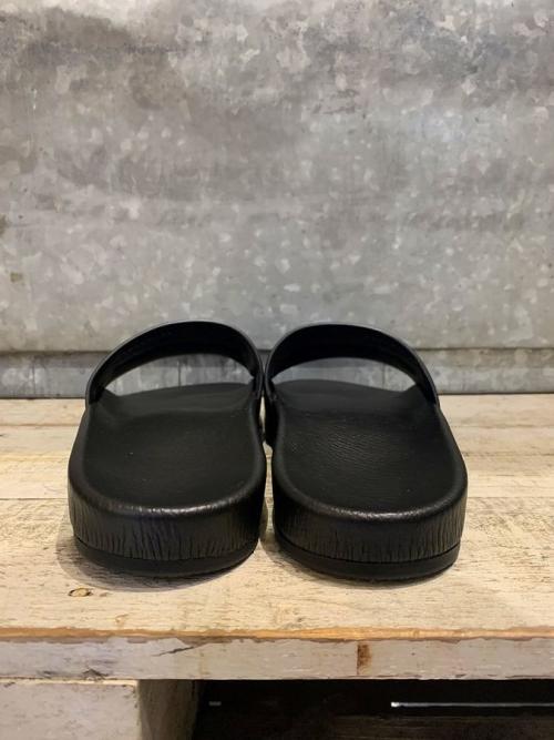 ロゴプリントサンダルのメンズ