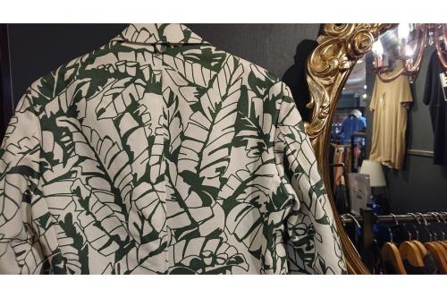 ブラックフリースの総柄2Bジャケット