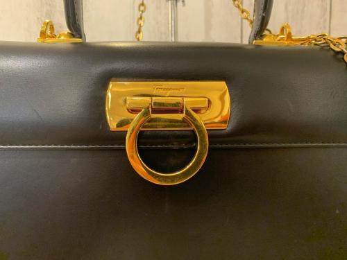 サルヴァトーレ フェラガモのチェーンショルダーバッグ