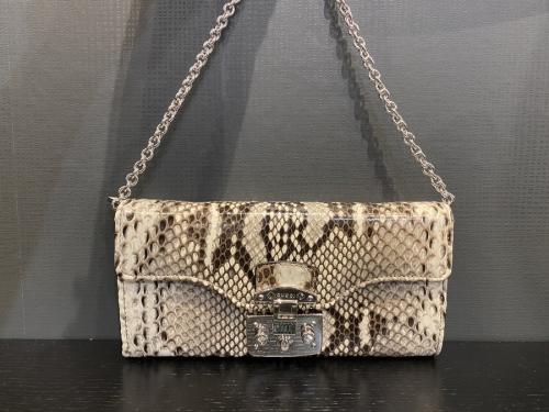 グッチのチェーン付きパイソンウォレット