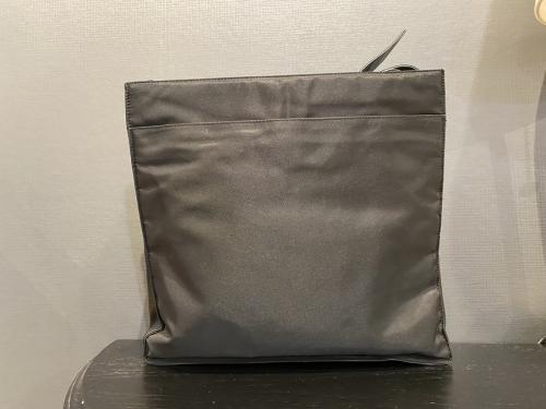 プラダのナイロンショルダーバッグ