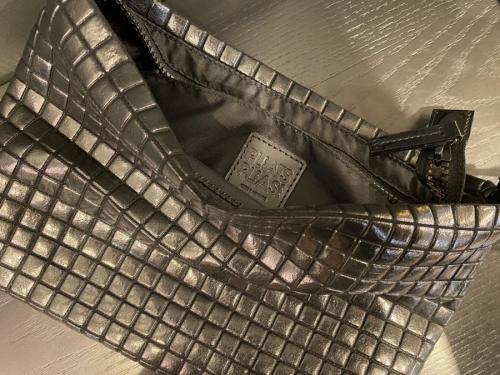 プリーツプリーズのプリーツサコッシュ