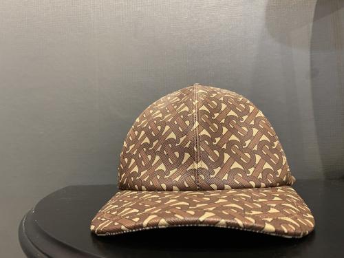 バーバリーロンドンのモノグラムベースボールキャップ