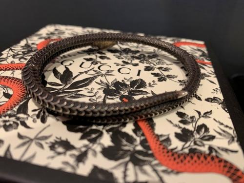 グッチのシルバースネークブレスレット