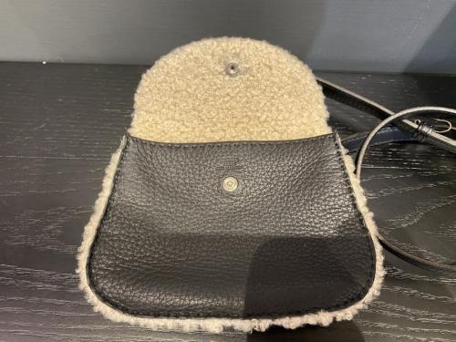 エルメスのムートンショルダーポーチ