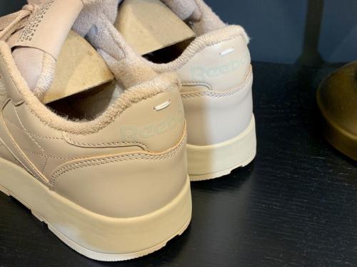 メゾンマルジェラ × リーボックのCLASSIC LEATHER TABI スニーカー