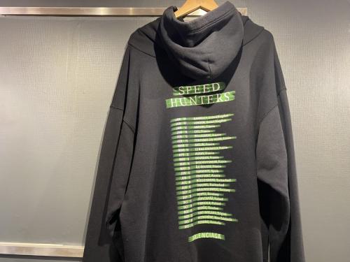 バレンシアガのプルオーバーパーカー