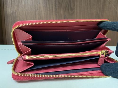 プラダの長財布