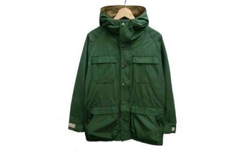 アウトドアのマウンテンパーカー