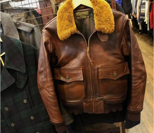 トップスのレザージャケット