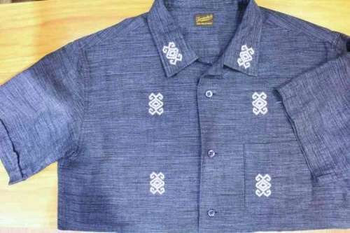 アットラストのシャツ