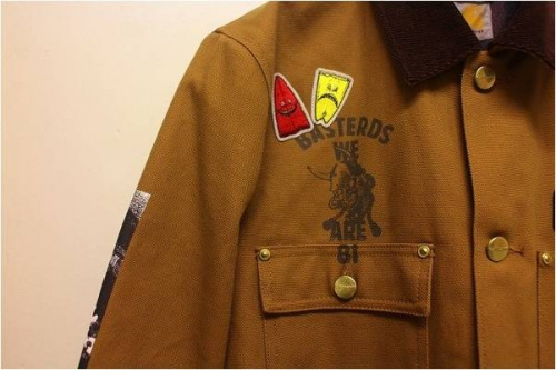 トップスのトラックジャケット