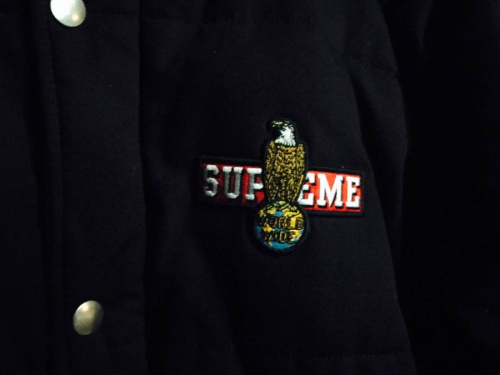 ジャケットのSUPREME