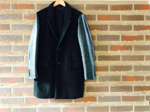 トップスのチェスターコート