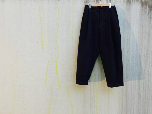 ボトムスのセンタープレスパンツ