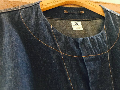 トップスのデニムジャケット