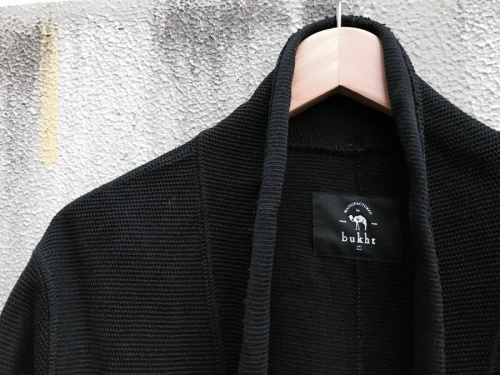 トップスのカーディガン