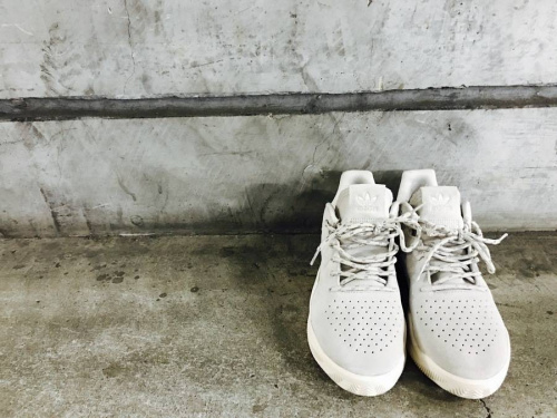 スニーカーのアディダス