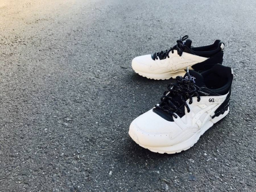 アシックスのモンキータイム