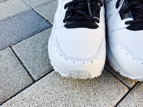 スニーカーのアシックス