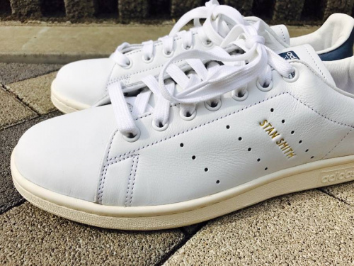 スニーカーのアディダス