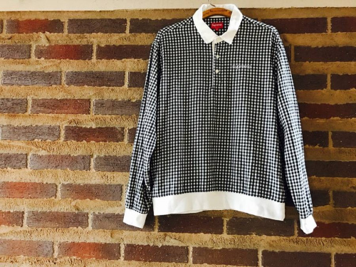 トップスのネルシャツ