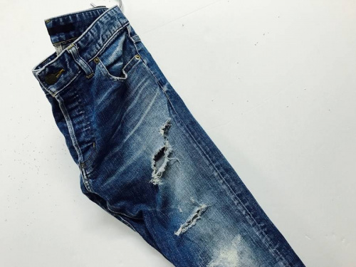 ボトムスのデニムパンツ