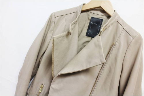 トップスのレザージャケット