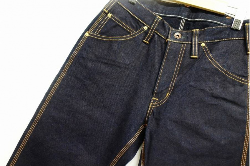 ボトムスのデニムパンツ