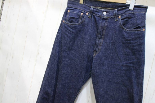 ボトムスのデニムパンツ