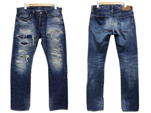 ボトムスのデニムパンツ