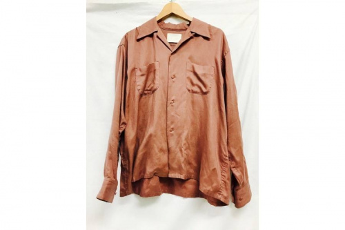 トップスの長袖シャツ