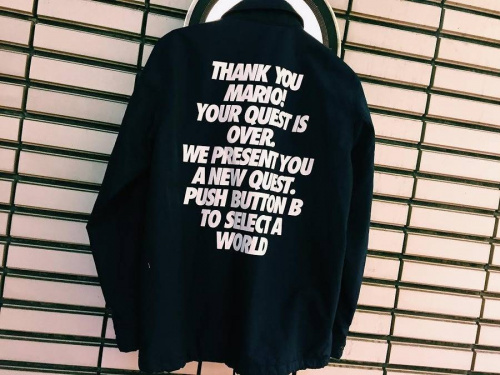 コーチジャケットのスケボー