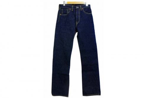 ボトムスのデニムパンツ