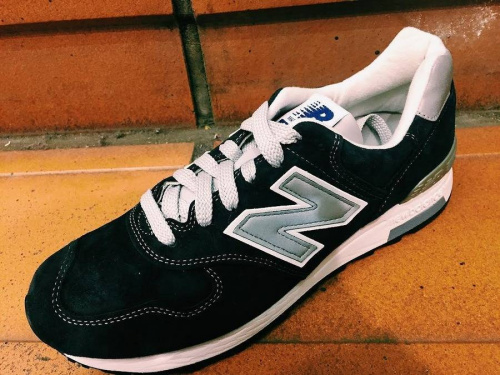 M1400NVのスニーカー