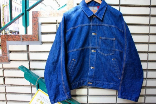 トップスのデニムジャケット