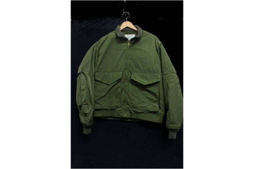 トップスのミリタリージャケット