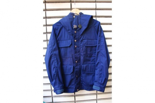 トップスのマウンテンパーカー