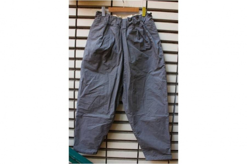 ボトムスのチノパン