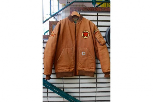 トップスのブルゾン