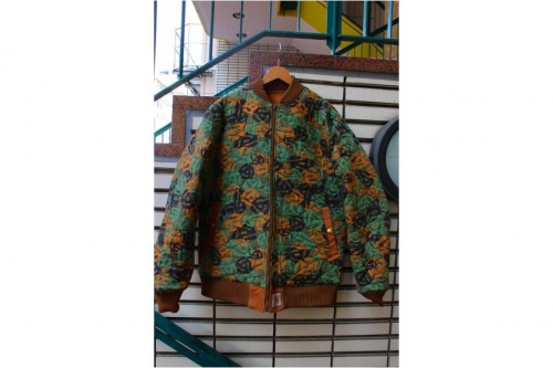 ブルゾンのCarhartt