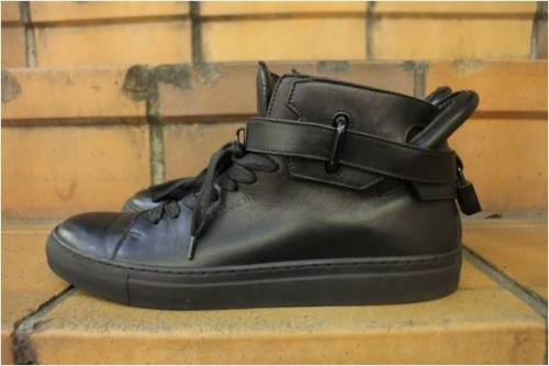 スニーカーのBUSCEMI