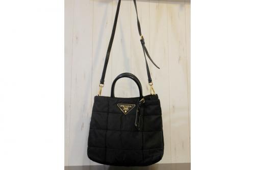 プラダのキルティングショルダー